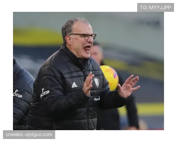 雨战中，伯恩利主场草皮出现严重积水，比赛一度暂停进行排水作业